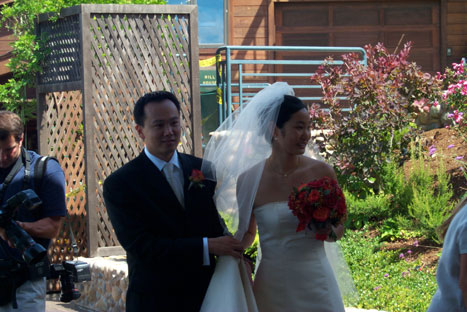 alex and vincy entering the dinner area...